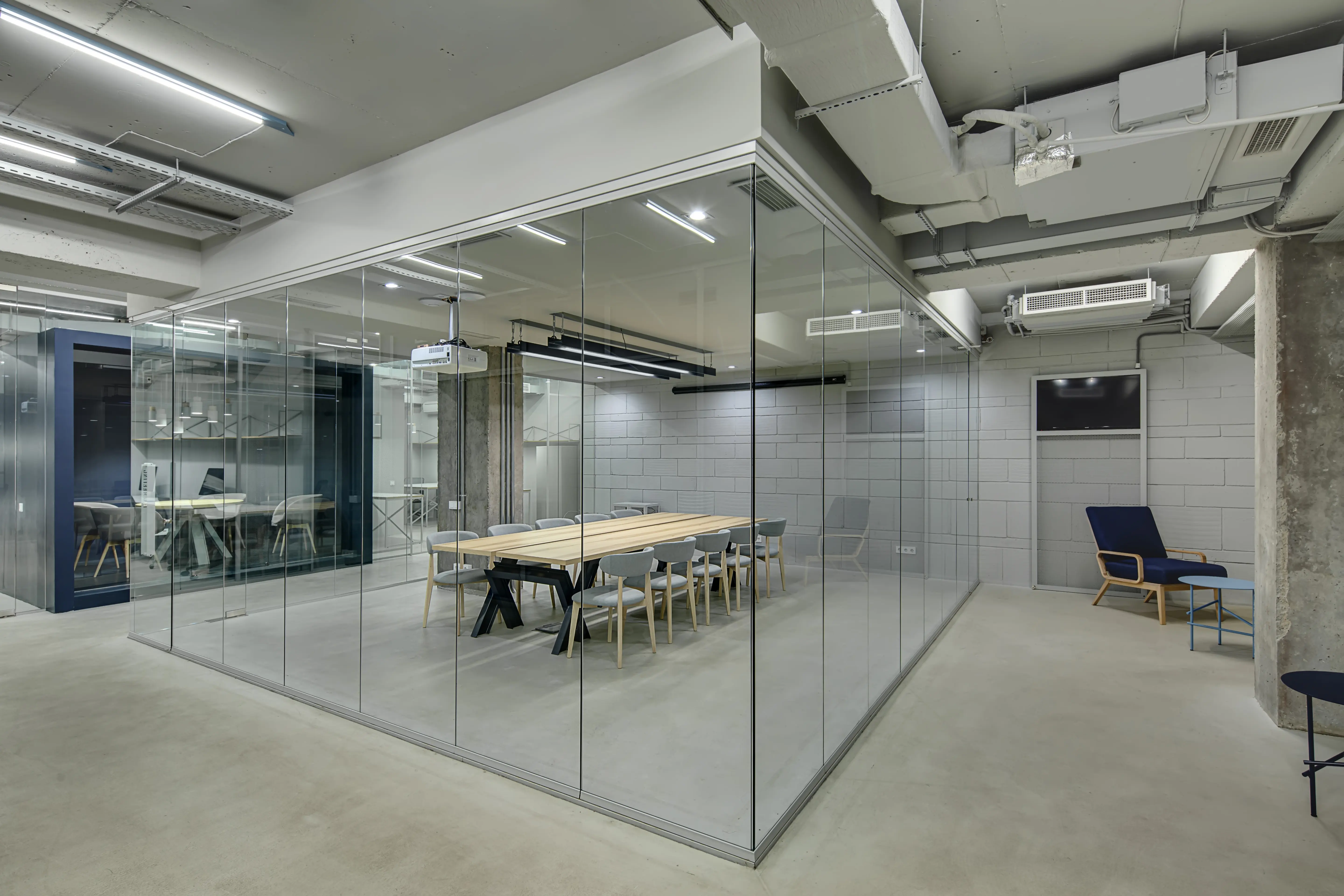Partition walls | glass partitions in grey, modern office.