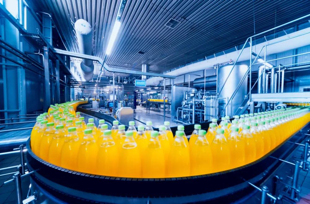 Food factory | Drinks on a conveyor belt in a beverage factory